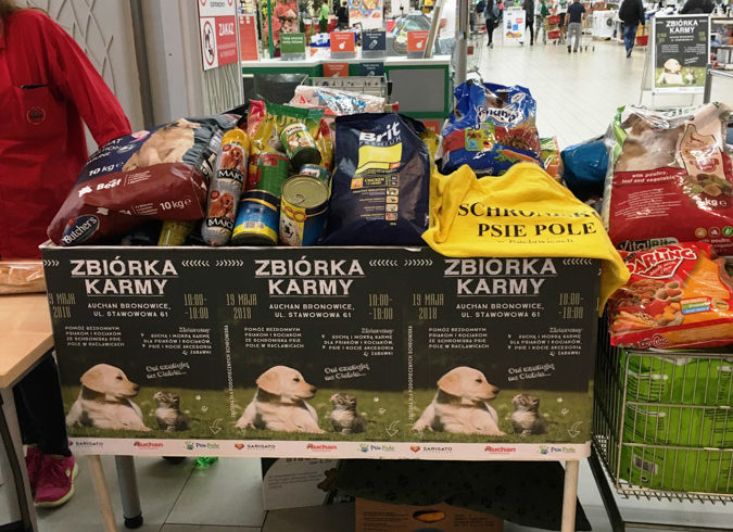 Zbiórka karmy piesków i kotków w schronisku w Auchan Bronowice